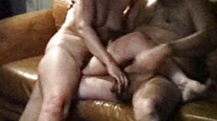 Sarışın bir penis ile derin boğaz yapar porno wekiler ve aynı zamanda