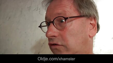 Güzel Alman olgun sarışın genç azeri porno seksi adam tarafından becerdin